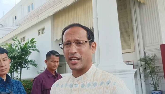 Setelah Bertemu Jokowi, Nadiem Umumkan UKT Batal Naik Tahun Ini