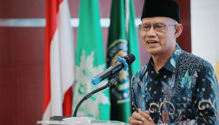 Muhammadiyah Punya Aset Puluhan Triliun, Haedar Nashir Kedapatan Bawa Kardus Tunggu Kereta di Stasiun