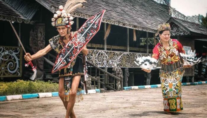 Jelajah Budaya Dayak: Dari Asal Usul hingga Kearifan Adat