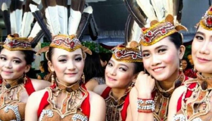 Menelusuri Jejak Suku Dayak: Identitas, Tradisi, dan Tantangan Modern