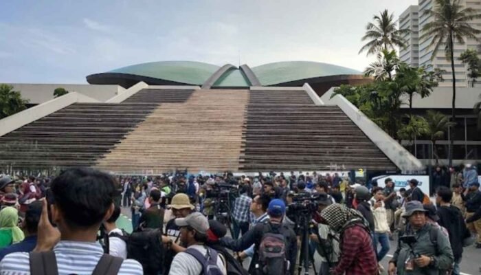 Demo 25 Agustus: Suara Rakyat Menolak Jadi “Tulang Punggung” Tunjangan Dewan