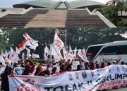 Demo Buruh 28 Agustus Ricuh: Tuntut Hapus Outsourcing, Naikkan Upah, dan Reformasi Politik