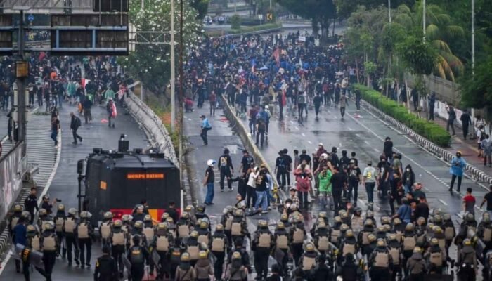 Tragedi Demonstrasi di DPR: Tuntutan Rakyat, Arogansi Elit, dan Korban Nyawa