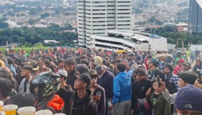 DPR Tuntut Fasilitas Mewah, Rakyat Turun ke Jalan